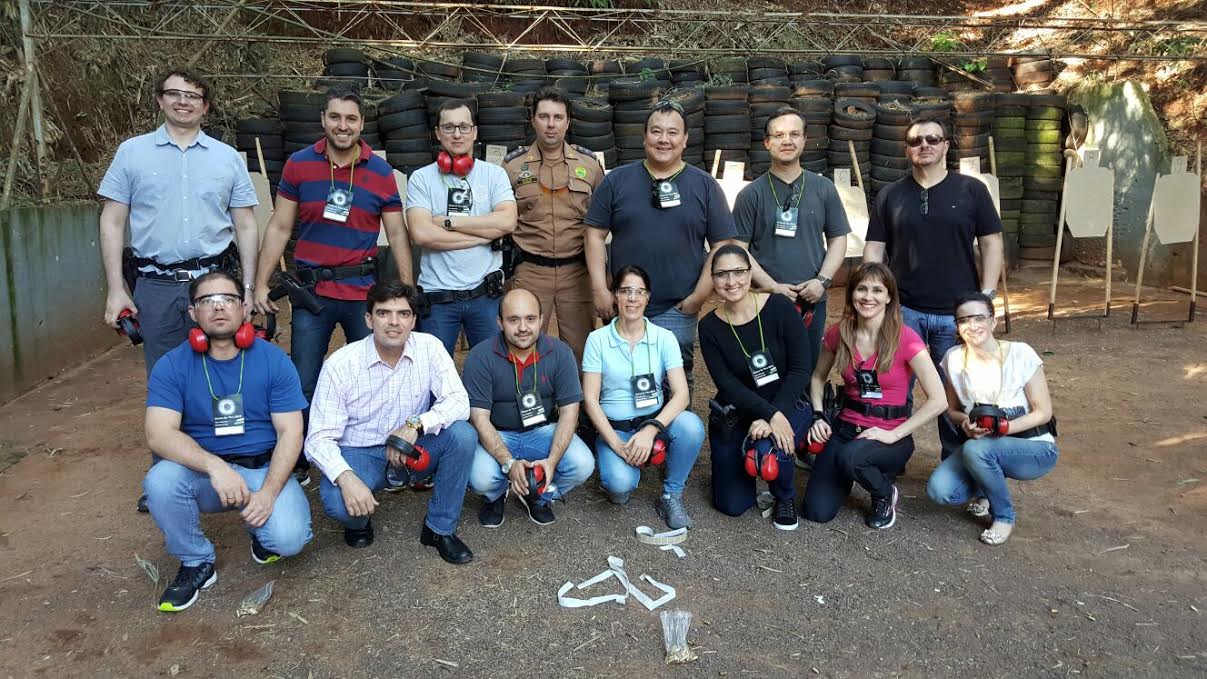 Magistrados da região Oeste participam de curso de tiro organizado pela AMAPAR